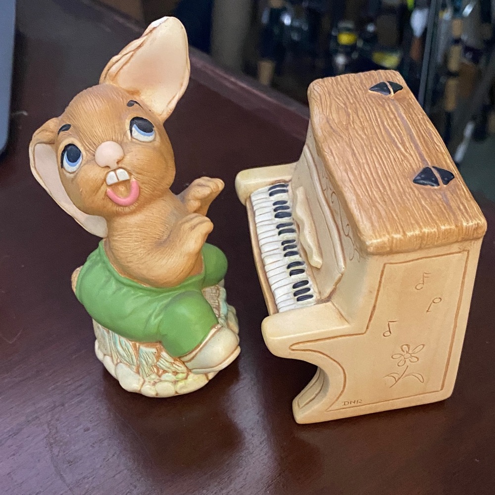 Pendelfin Cute Bunny Figurine with Piano